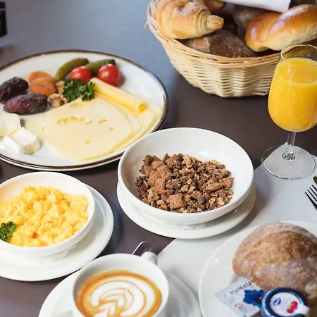 Ema House Готель