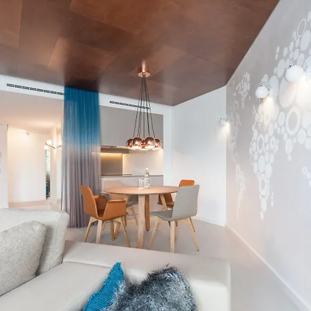 Ema ハウス ス​​イーツ 4*